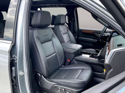 Used 2025 GMC Yukon XL Denali w/ Denali Reserve Package RWD image 8
