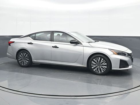 Used 2023 Nissan Altima 2.5 SV image 8