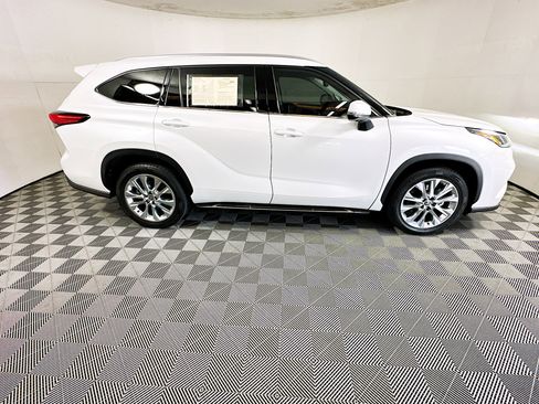 Used 2023 Toyota Highlander Limited image 2
