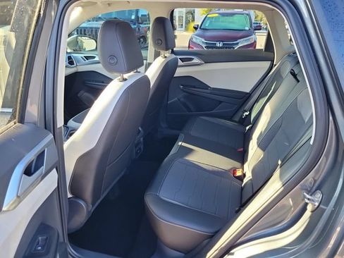 Certified 2025 Volkswagen Taos SE FWD image 10