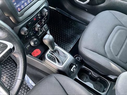 Used 2021 Jeep Renegade Latitude w/ Convenience Group AWD/4WD image 15