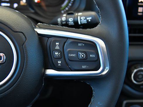 Used 2025 Jeep Wrangler Sahara image 33