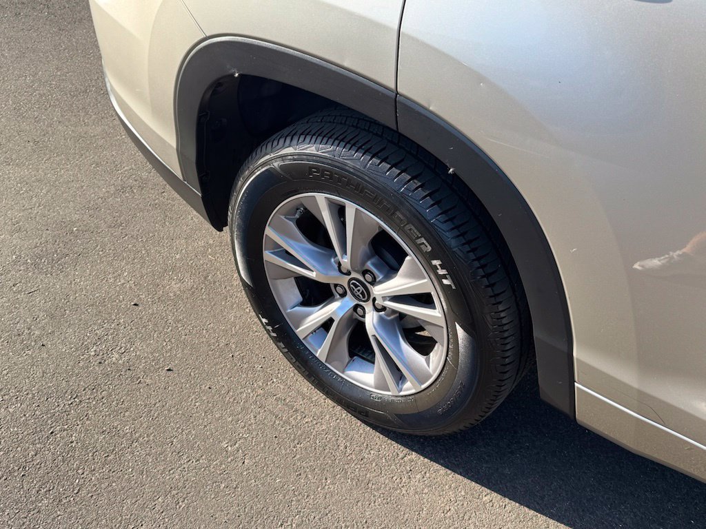 Used 2016 Toyota Highlander Plus FWD image 25