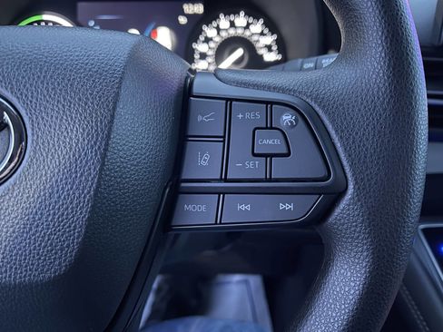 Used 2025 Toyota Sienna LE image 15