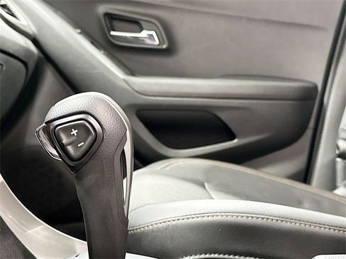 Used 2022 Chevrolet Trax LT w/ LT Convenience Package image 18
