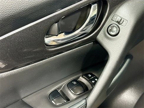 Used 2017 Nissan Rogue S image 19