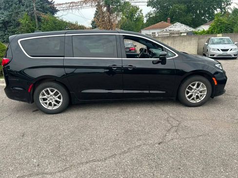 Used 2025 Chrysler Pacifica Select FWD image 4