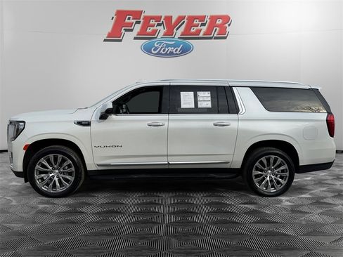Used 2022 GMC Yukon XL SLT w/ SLT Premium Package image 2