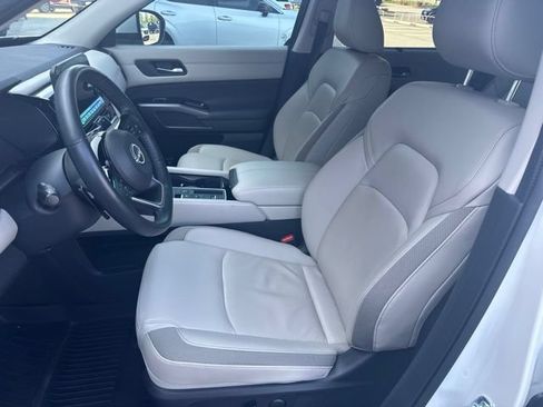 Used 2024 Nissan Pathfinder SL FWD image 4
