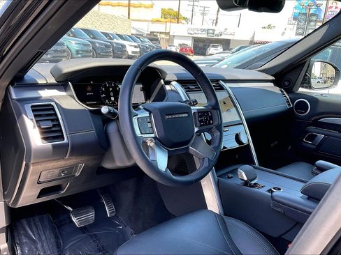 Used 2024 Land Rover Discovery Dynamic SE AWD/4WD image 17