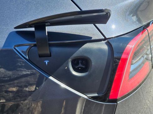 Used 2023 Tesla Model Y Long Range image 32