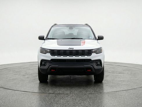 Used 2025 Jeep Compass Trailhawk image 2