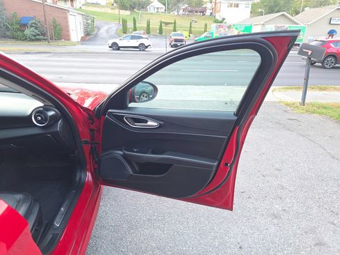 Used 2017 Alfa Romeo Giulia AWD image 15