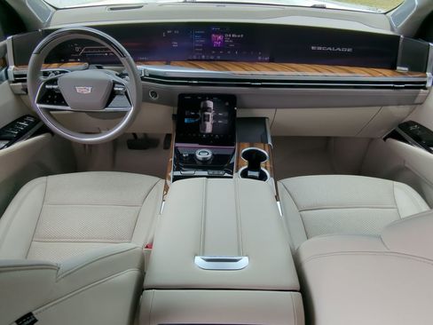 Used 2025 Cadillac Escalade Sport Platinum w/ LPO, Floor Liner Package AWD/4WD image 13