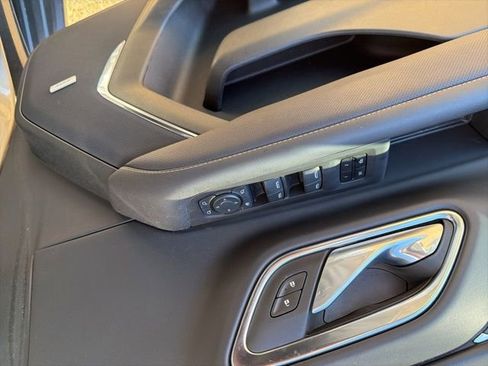 Used 2024 GMC Yukon XL SLT w/ SLT Luxury Package image 8