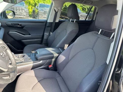 Used 2023 Toyota Highlander LE FWD image 4