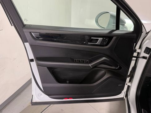 Used 2022 Porsche Cayenne image 19