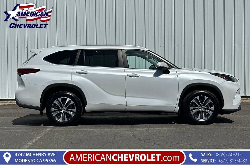 Used 2023 Toyota Highlander XLE AWD/4WD image 3