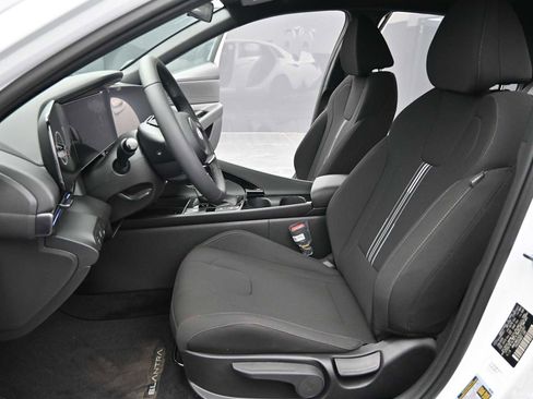 Certified 2025 Hyundai Elantra SEL FWD image 15