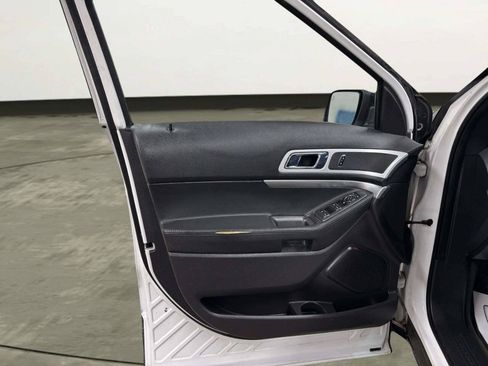 Used 2015 Ford Explorer XLT w/ Equipment Group 202B AWD/4WD image 13
