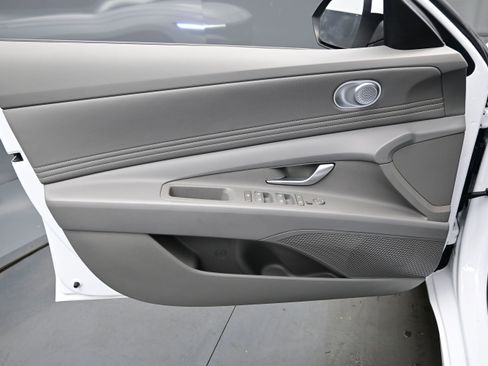 Certified 2025 Hyundai Elantra SEL FWD image 9