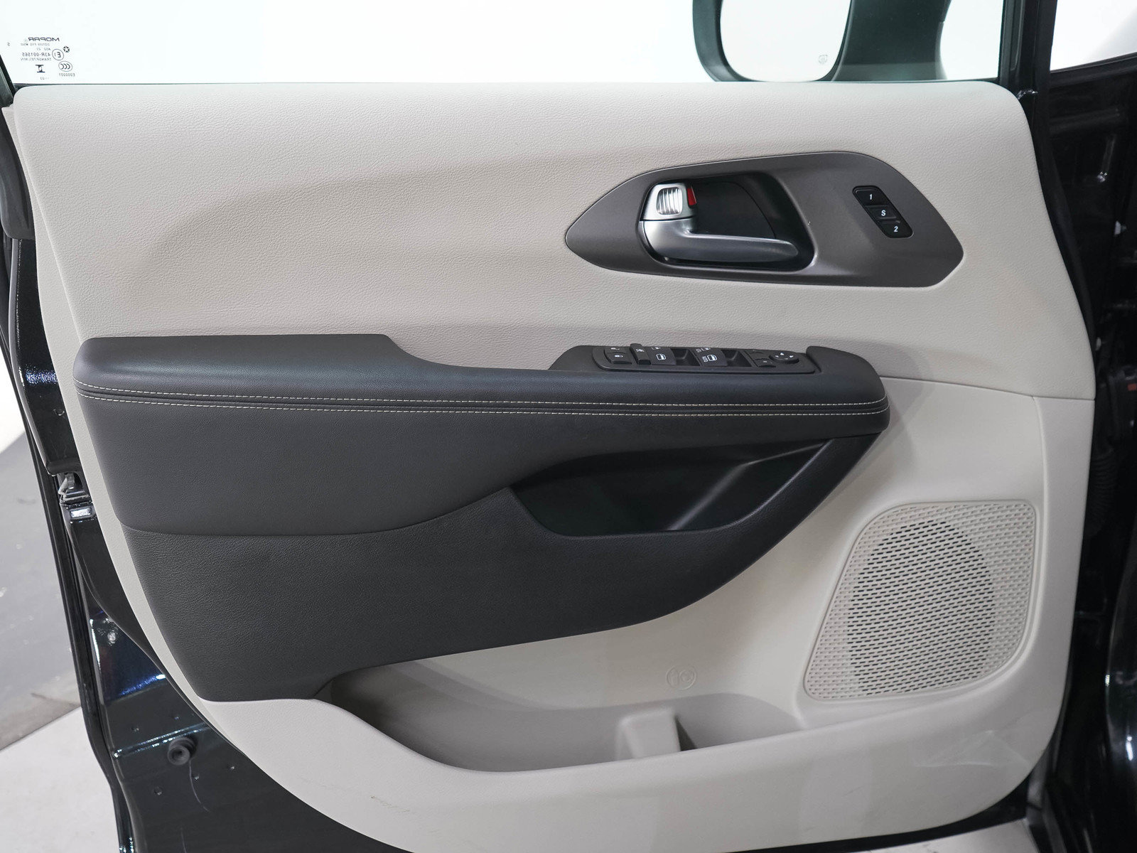 Used 2023 Chrysler Pacifica Touring-L FWD image 24