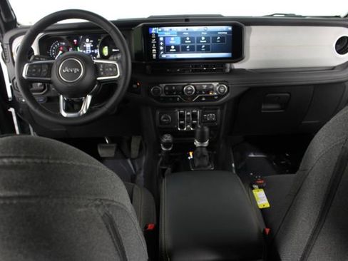 Used 2025 Jeep Wrangler Unlimited Sahara image 9