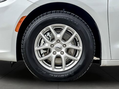 Used 2023 Chrysler Pacifica Touring-L image 26