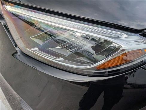 Used 2025 Mercedes-Benz GLC 350e 4MATIC image 9