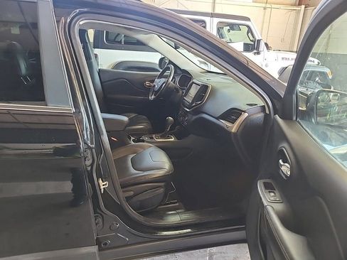 Used 2016 Jeep Cherokee Limited image 10