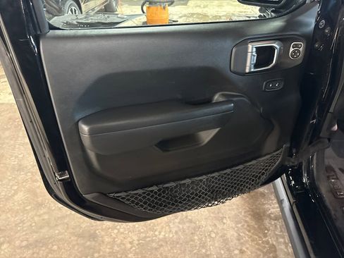 Certified 2022 Jeep Gladiator Sport AWD/4WD image 15