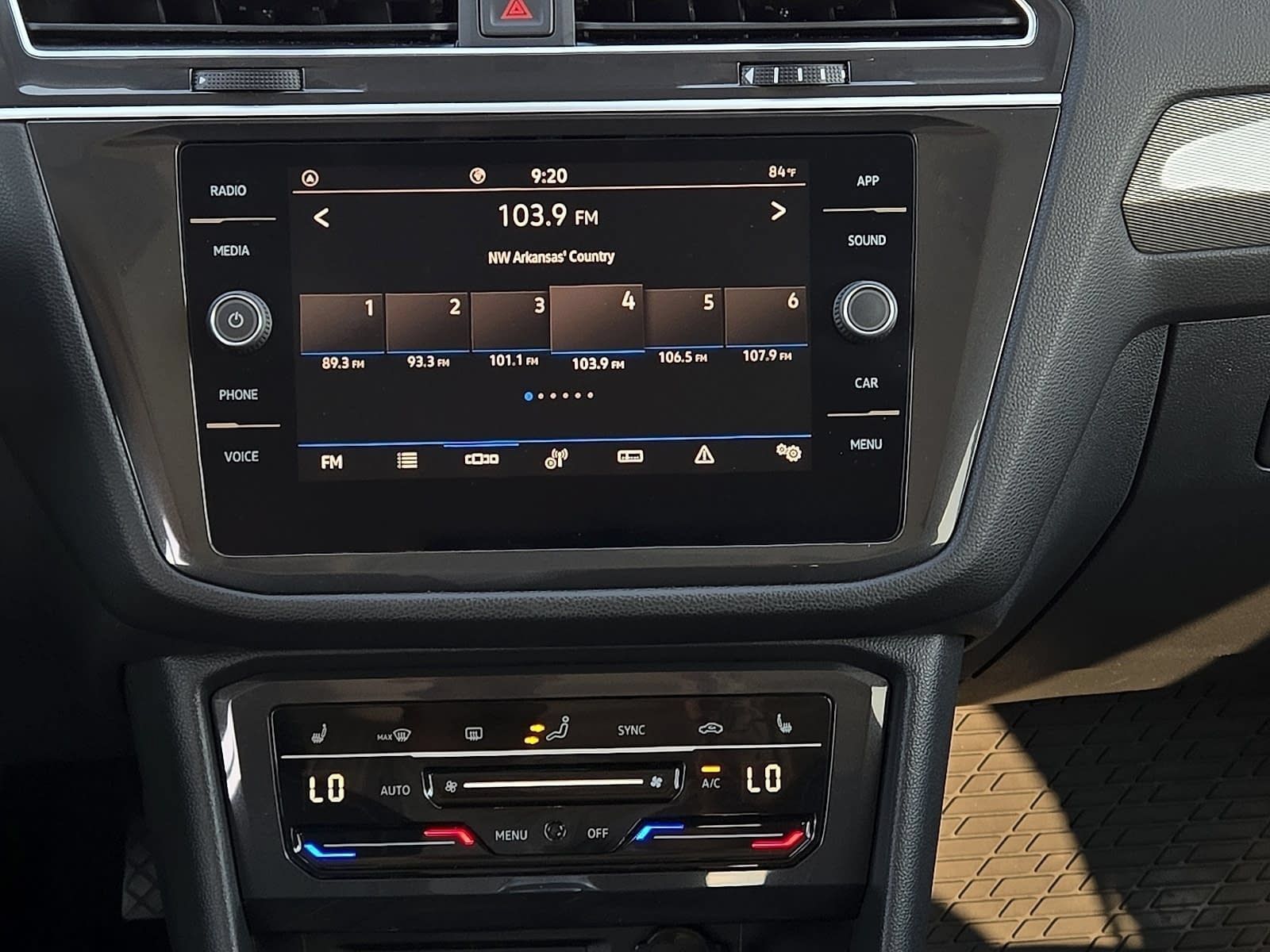 Used 2024 Volkswagen Tiguan SE w/ Panoramic Sunroof Package FWD image 13