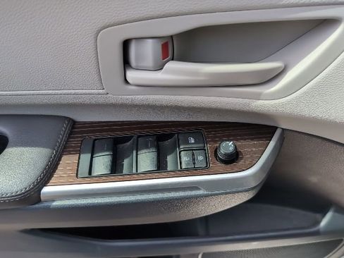 Used 2024 Toyota Sienna LE w/ LE Plus Package image 12