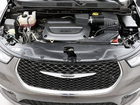 Used 2023 Chrysler Pacifica Limited FWD image 30