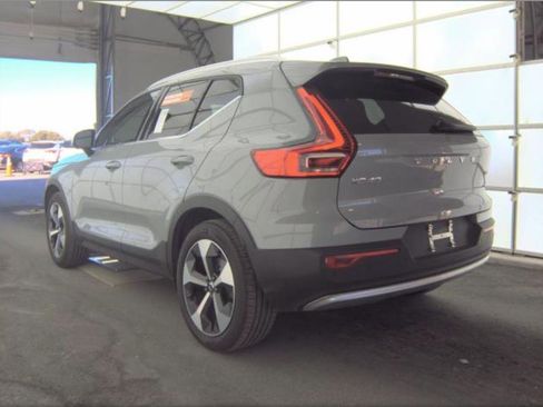 Used 2025 Volvo XC40 B5 Plus image 16