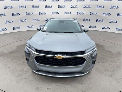 Used 2025 Chevrolet Trax LT w/ LT Convenience Package FWD image 2