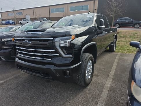 Used 2024 Chevrolet Silverado 2500 LTZ image 2