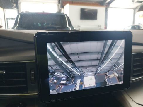 Used 2022 Ford Explorer XLT w/ Equipment Group 202A AWD/4WD image 6