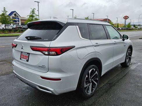 New 2025 Mitsubishi Outlander SEL image 3