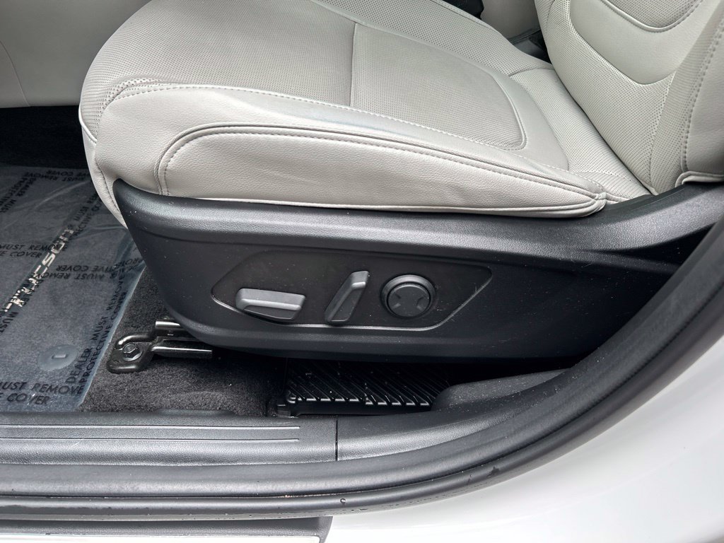 Used 2025 Hyundai Tucson Limited FWD image 17