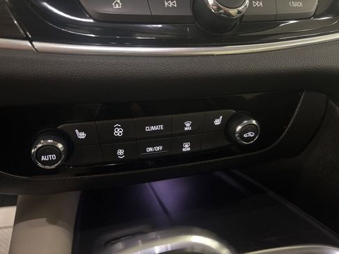 Used 2021 Buick Enclave Essence image 15
