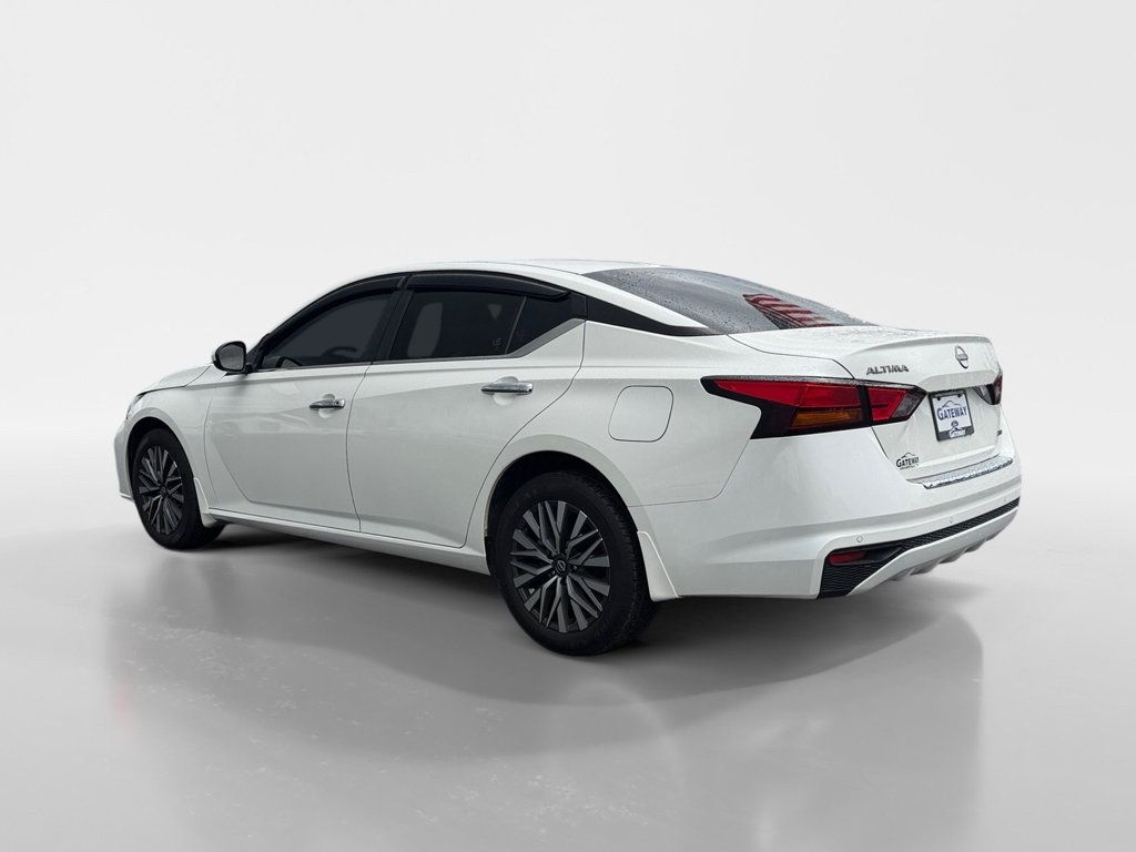 Used 2023 Nissan Altima 2.5 SV AWD/4WD image 3