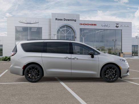 New 2026 Chrysler Pacifica Limited image 21