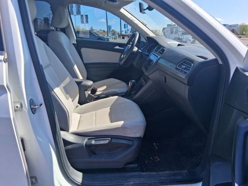 Used 2020 Volkswagen Tiguan SE w/ Panoramic Sunroof Package image 17