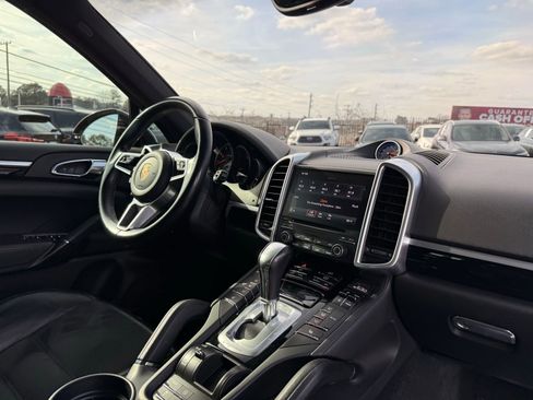 Used 2017 Porsche Cayenne image 34