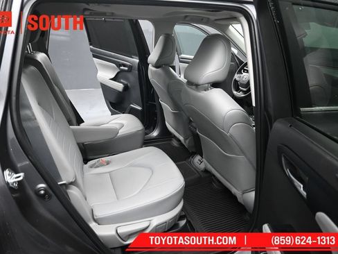 Used 2023 Toyota Highlander XLE AWD/4WD image 37