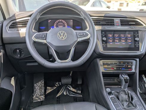 Used 2023 Volkswagen Tiguan SE w/ Panoramic Sunroof Package FWD image 8