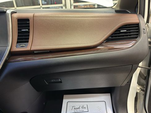Used 2018 Toyota Sienna Limited FWD image 21