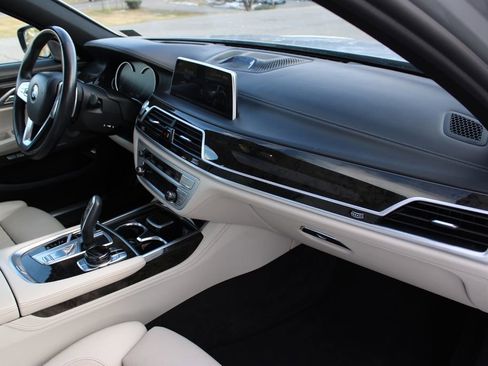 Used 2018 BMW 750i xDrive image 45