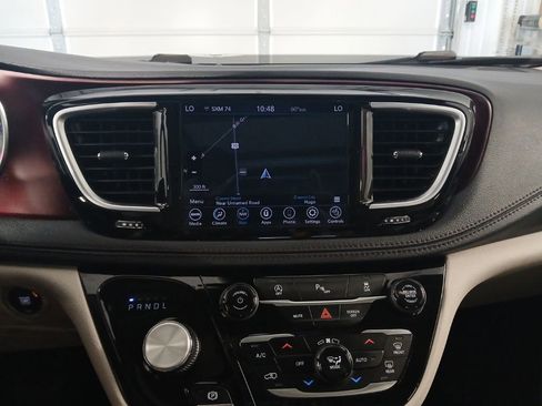 Used 2020 Chrysler Pacifica Limited FWD image 17